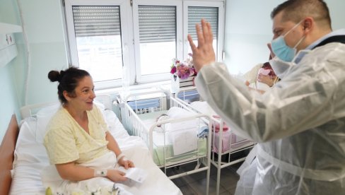 МАЈКЕ - ДВЕ ЖЕНЕ ХЕРОЈИ По 300.000 за прве бебе у 2024. - Обе четврто дете у породици (ФОТО)