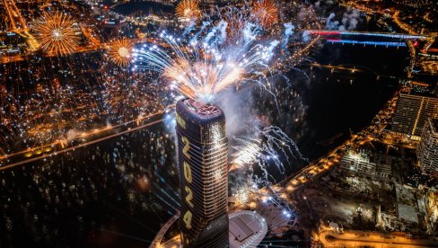 ТРГОВИ КРЦАТИ, ВАТРОМЕТ ОБАСЈАВА НЕБО: Србија чека нову годину по јулијанском календару, а обичај каже да се вечерас не спава