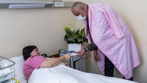 NA POKLON 100.000: Gradonačelnik Bakić darivao sve bebe rođene prvog dana 2024. godine u subotičkoj Opštoj bolnici
