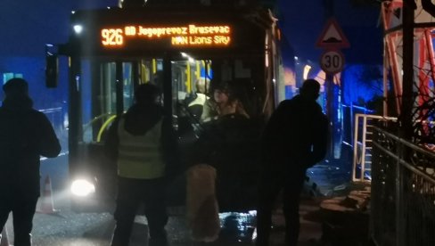 NEDALEKO OD STAROG GROBLJA U KRUŠEVCU: Autobus se zakucao u prodavnicu (FOTO)