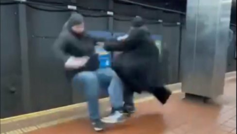 (UZNEMIRUJUĆE): Potukao se sa muškarcem, pa ga u naletu besa gurnuo pod voz (VIDEO)