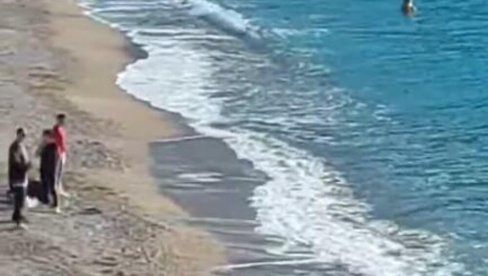 KAZNITI IH SA 500 EVRA Snimci sa plaža u Crnoj Gori iznenadili region - januar, a oni skočili u vodu! (VIDEO)