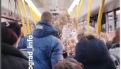 ПЕВАЛИ СУ ЛИЈЕПА НАША, А ЈА БОЖЕ ПРАВДЕ Несвакидашња прослава Бадњег јутра у аутобусу у Београду (ВИДЕО)
