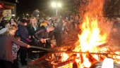 ПРОСЛАВА БАДЊЕ ВЕЧЕРИ: У Смедереву више од хиљаду верника на традиционалном паљењу бадњака (ФОТО)