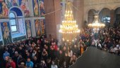 PRAZNICI OBELEŽENI “BOŽIĆNOM VARNICOM“: Svečana liturgija, pa lomljenje česnice u Paraćinu (FOTO)