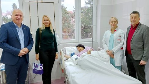 ДУКАТ ЗА ЛАЗАРА: Јеремић  даривао прву бебу рођену на Божић у породилишту КБЦ Звездара