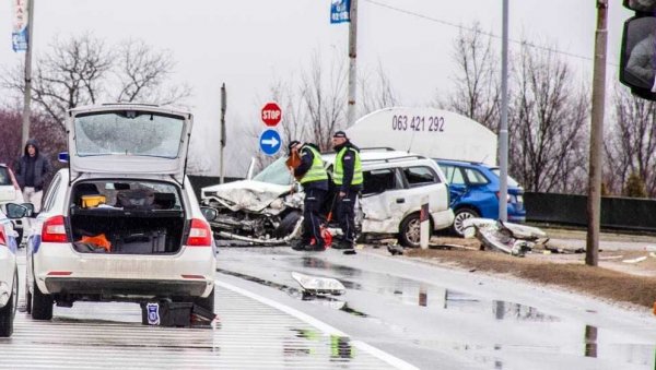 ДЕТАЉИ СТРАШНОГ СУДАРА КОД ЗАЈЕЧАРА: Погинуо возач опел астре, повређене извлачили из смрсканог аутомобила