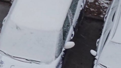 NESVAKIDAŠNJI PRIZOR: Osim po snegu, meštani Karaburme će ovo jutro pamtiti i po neobičnim porukama (VIDEO)