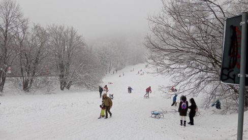 УЖИВАЊЕ У ЗИМСКОЈ ИДИЛИ: Снег прави проблеме возачима, али најмлађи на Грушкој гори - уживају (ФОТО)