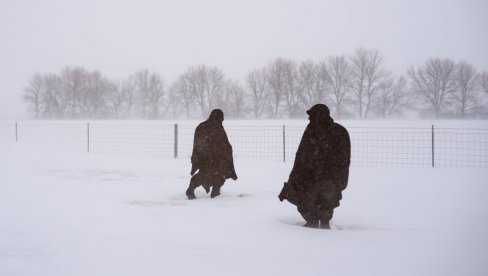 SAOBRAĆAJ U KOLAPSU, LJUDI OSTALI BEZ STRUJE: Sneg okovao Ameriku, izmeren debeo minus, stiglo vreme opasno i po ljudski život (FOTO)