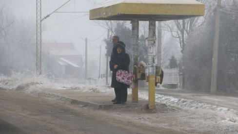 КИША ПРЕЛАЗИ У СНЕГ, У БЕОГРАДУ ПЉУСАК ОД РАНОГ ЈУТРА: Хладни фронт стиже у Србију, температура опет у минусу