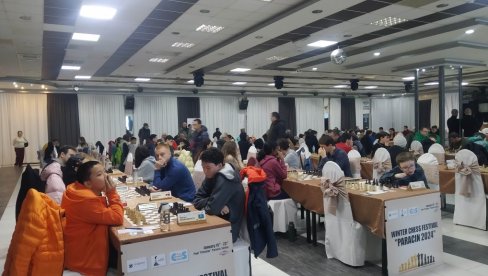 ODIGRANE PRVE ŠAHOVSKE PARTIJE: U Paraćinu otvoren „Zimski šahovski festival (FOTO)