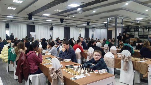 ИЗА ФИГУРА ДЕЦА И ВЕЛЕМАЈСТОРИ: Зимски шаховски фестивал у Параћину окупио играче из 25 држава