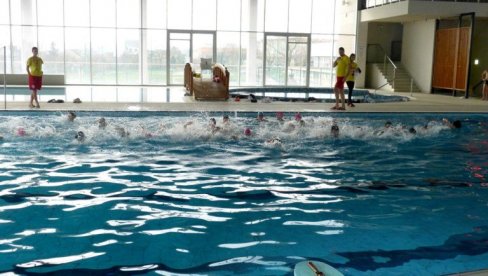 ВИШЕ СТОТИНА ЂАКА ПЛИВАЛО ЗА ЧАСНИ КРСТ: На градском базену у Сремској Митровици одржан Трећи сабор ученика веронауке