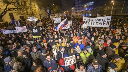 ПРОТЕСТИ ШИРОМ СЛОВАЧКЕ: У Братислави 30.000 људи против измена кривичног закона (ФОТО)