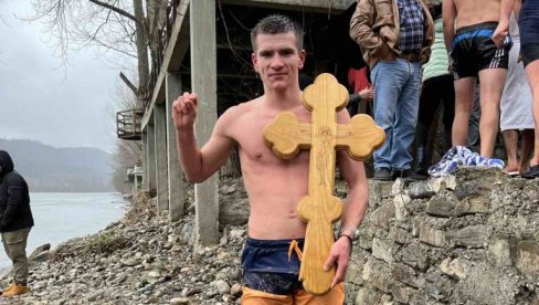 BOG SE JAVI: Miloš Valić (18) prvi stigao do časnog krsta na Drini kod LJubovije (FOTO/VIDEO)