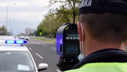 ВОЗИО ОПЕЛ СКОРО 200 НА САТ: Суботичка полиција из саобраћаја искључила двојицу возача