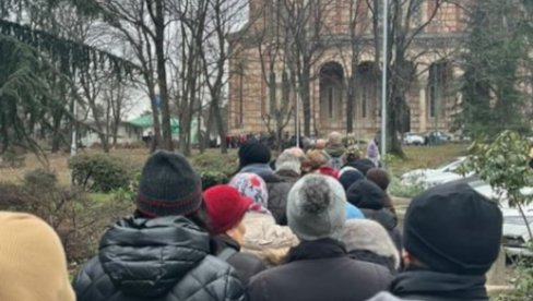 VERUJE SE DA JE ČUDOTVORNA: Vernici kod Ruske pravoslavne crkve u Beogradu, došli da se poklone čudotvornoj ikoni Majke Božije (VIDEO)