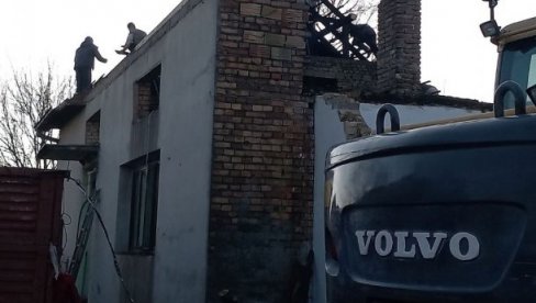 VATROGASCU GORELA KUĆA: Meštani Deronja, kod Odžaka, okupili mobu da pomognu sedmočlanoj porodici Rajković kojoj je požar uništio dom