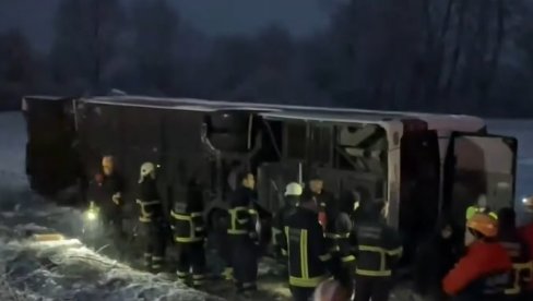 POGINULO ŠEST, POVREĐENO NA DESETINE LJUDI: Autobus sleteo sa puta, sumnja se da je ovo uzrok stravične nesreće (UZNEMIRUJUĆI VIDEO)