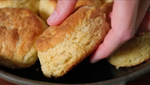 MEKE KAO DUŠA, LAKO SE PRAVE: Penaste pogačice kao iz pekare, uživanje za celu porodicu (VIDEO)
