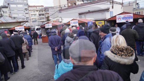 KARAVAN IZ TURIJE NA ĐERMU: Beograđani strpljivo čekali u redu kako bi kupili čuveni specijalitet iz Bačke
