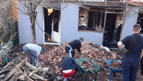 TU KUĆU PRAVIO JE JOŠ MOJ PRADEDA: Tuga porodice Tanasković, kod Paraćina, u požaru ostali bez krova nad glavom (FOTO)