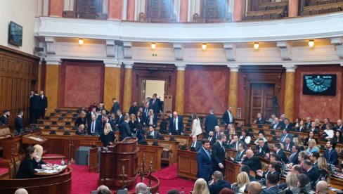 SVAKI PETI POSLANIK PRAVNIK: Skupština Srbije u brojkama, u klupama sedi 95 dama i 155 muškaraca