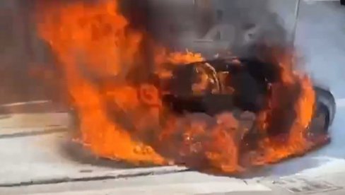 ВАТРЕНА БУКТИЊА НА ЗВЕЗДАРИ: Запалио се аутомобил, густ дим куља у небо (ВИДЕО)