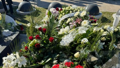 ТУГА НЕ ЈЕЊАВА: Пет година без Шабана Шаулића, родбина и пријатељи не заборављају краља народне музике (ФОТО)