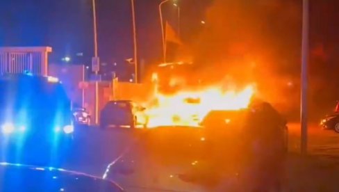 HAOS U HAGU: Zapaljena policijska vozila, protesti se oteli kontroli (VIDEO)