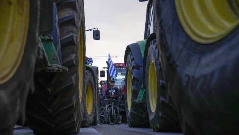 ТРАКТОРИЈАДА СТИГЛА И У ГРЧКУ: Пољопривредници блокирали гранични прелаз Евзони
