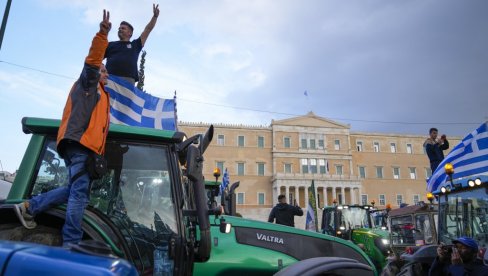 FARMERI UPORNI: Noć proveli na centralnim gradskim ulicama Atine, ne odustaju od svojih zahteva (FOTO)