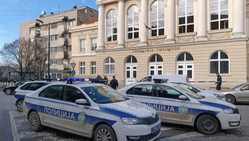U TOKU PREGLED ŠKOLE: Zbog dojave o bombi evakuisana Gimnazija u Smederevu (FOTO/VIDEO)