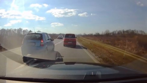 ZA DLAKU IZBEGAO TRAGEDIJU: Novi snimak bahate vožnje razbesneo sve na mrežama, ljudi ne veruju šta gledaju (VIDEO)