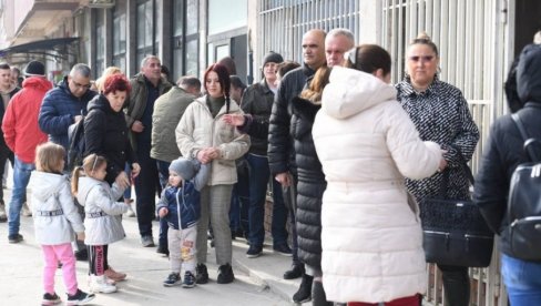 ОД ЧЕГА ДА КУПИМО МЛЕКО, НЕ МОЖЕМО ДА ПРЕЖИВИМО: Срби са КиМ и јуче чекали у редовима да подигну свој једини приход, социјалну помоћ