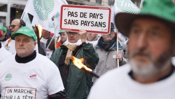 ИСТЕ ЦЕНЕ ЗА ЦЕЛУ ЕВРОПУ: Протест на Међународном сајму пољопривреде у Паризу