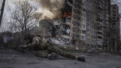 БИВШИ ОПЕРАТИВАЦ ЦИА: Русија разбија трупе које је обучавао НАТО (ВИДЕО)
