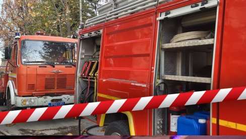 GORI STAN NA ČUKARICI: Zapalila se kuhinja - vatrogasci na licu mesta