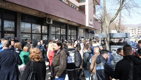 BANKARI U ODBRANI KURTIJEVE OTIMAČINE: U Severnoj Mitrovici redovi pred bankom, u Briselu danas razgovori o zabrani dinara