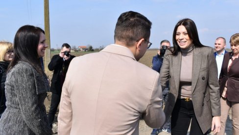 VAŽNI PROJEKTI ZA SRBIJU: Ministarka Vujović u Sremskoj Mitrovici obišla zelene projekte za čistiji vazduh (FOTO)