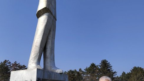 ЗА АУТОРЕ ГРАФИТА ТРАЖЕ КАЗНЕ:  Оскрнављен споменик на брду Видрак,  реаговао СУБНОР Ваљево