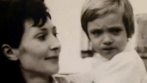 ОВО СМО МАМА И ЈА... Емотивна објава председника Вучића - поделио старе породичне фотографије (ФОТО)