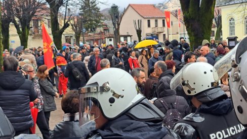 ПЕТАРДАМА  И ЈАЈИМА НА ЧЕТНИКЕ  И МАНДИЋА: Малобројни црногорски екстремисти дивљали пре почетка седнице Скупштине на Цетињу