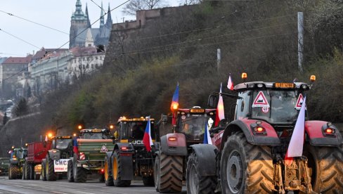 ФАРМЕРИ БЛОКИРАЛИ САОБРАЋАЈ У ПРАГУ: Стотине трактора у граду, противе се агро политици ЕУ (ФОТО)