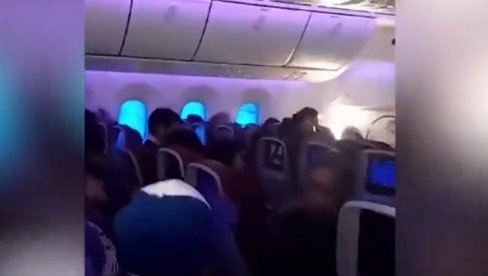 TO JE TO, GOTOVI SMO: Pojavio se snimak iz aviona koji je u sekundi počeo da propada, putnici nisu znali šta ih je snašlo (VIDEO)