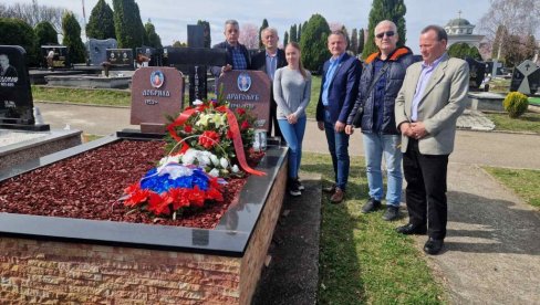 UDRUŽENJE VETERANA ORGANA BEZBEDNOSTI I VOJNE POLICIJE ODALI POČAST SABORCU: Venac na spomenik Dragoljubu Tanaskoviću
