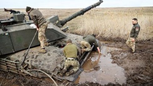 UKRAJINSKO BLATO JAČE OD ZAPADNE TEHNIKE: Ukrajinska vojska pokazala britanskim novinarima tenkove Čelindžer zaglavljene u blatu (VIDEO)