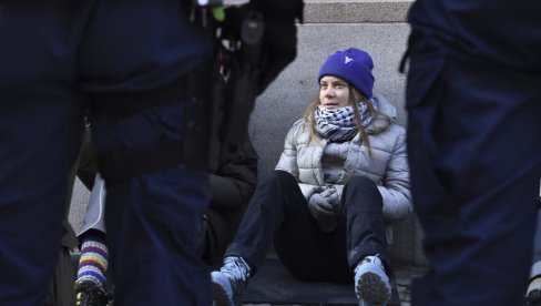ГРЕТА ТУНБЕРГ ПОНОВО У АКЦИЈИ: Полиција је однела 20 метара од улаза у парламент који је претходно блокирала са другим демонстрантима