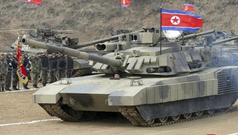 KIM DŽONG UN DEMONSTRIRA MOĆ SEVERNOKOREJSKOG OKLOPA: Najnoviji tenk M2020 pridružio se vojnim vežbama (FOTO/VIDEO)